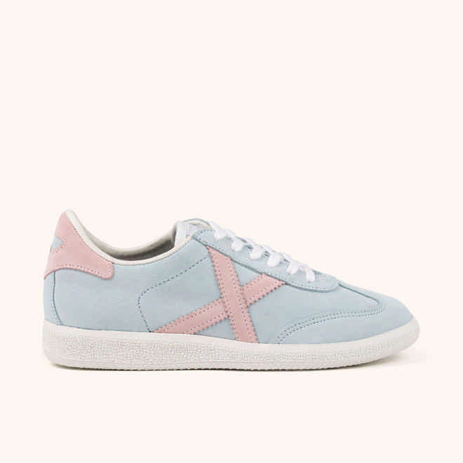 MUNICH BARRU 221 Zapatilla casual de serraje azul pastel y rosa con suela blanca (1)