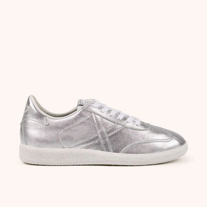 MUNICH BARRU 224 Zapatilla casual en piel metalizada plateada con suela blanca (1)