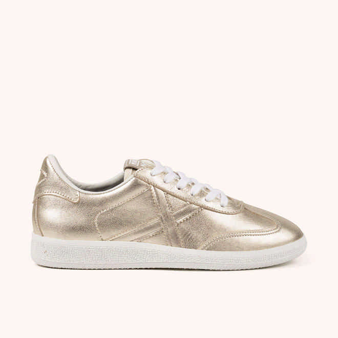 MUNICH BARRU 225 Zapatilla casual en piel metalizada oro con suela blanca (1)