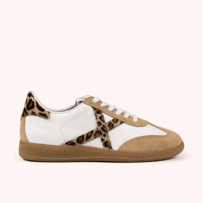 MUNICH BARRU 227 Zapatilla casual blanca con detalles en animal print y serraje arena (1)