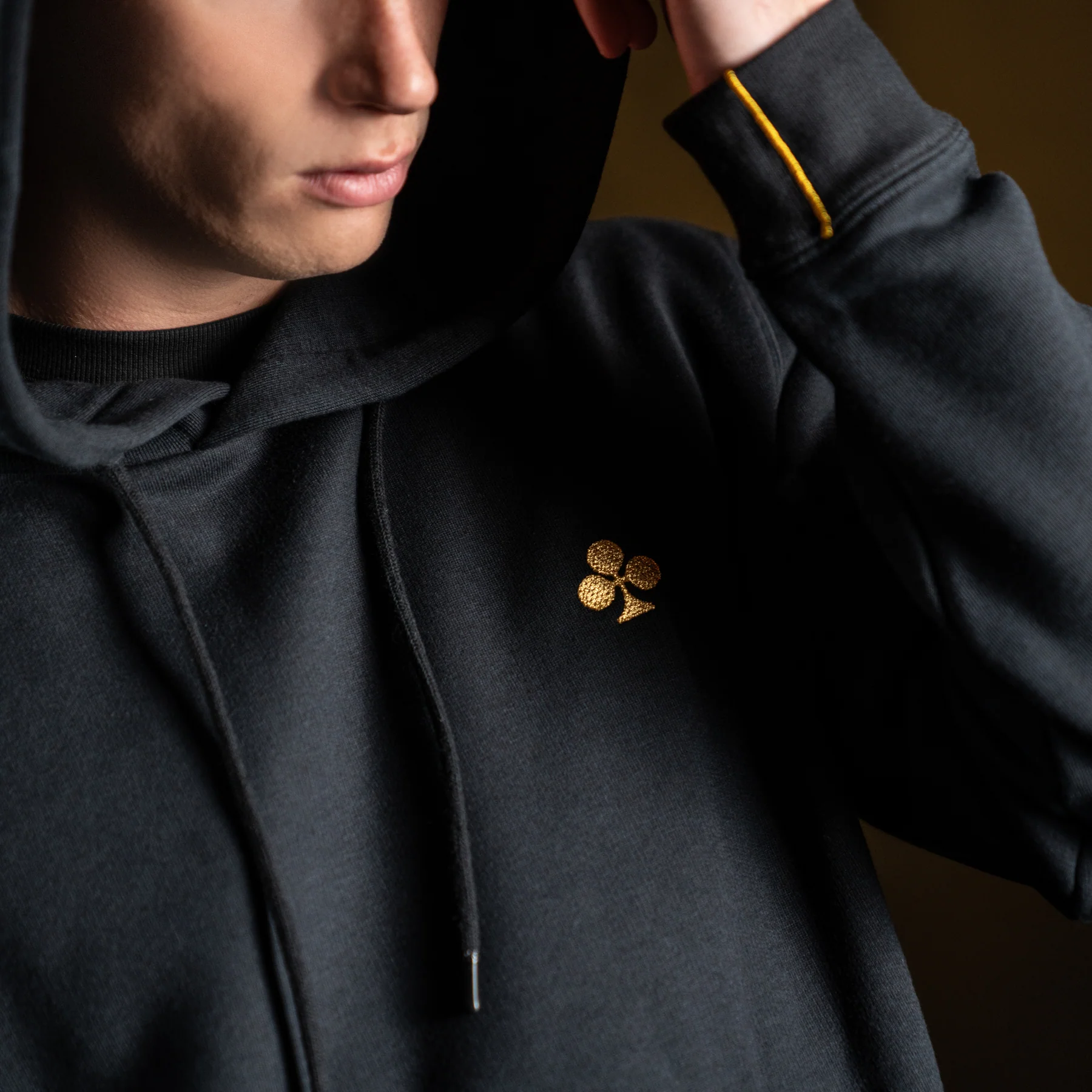 Sudadera con capucha negra (1)