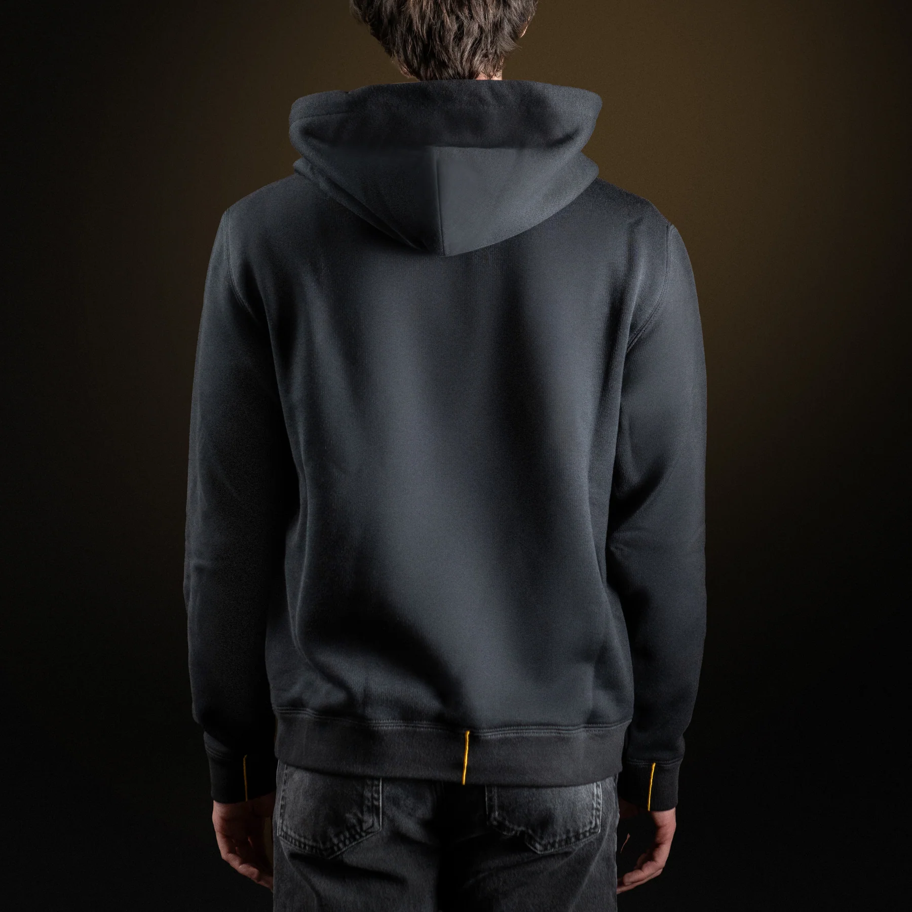 Sudadera con capucha negra (4)