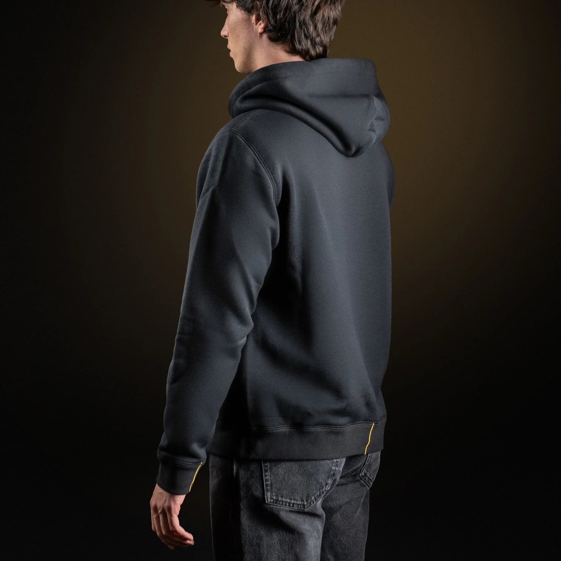Sudadera con capucha negra (5)