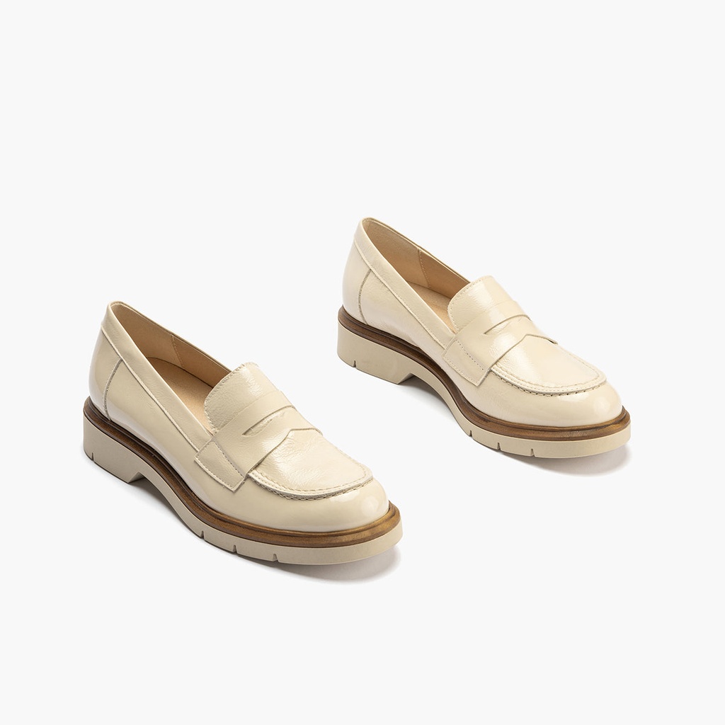 Mocasin mujer en piel charol CREMA (1)
