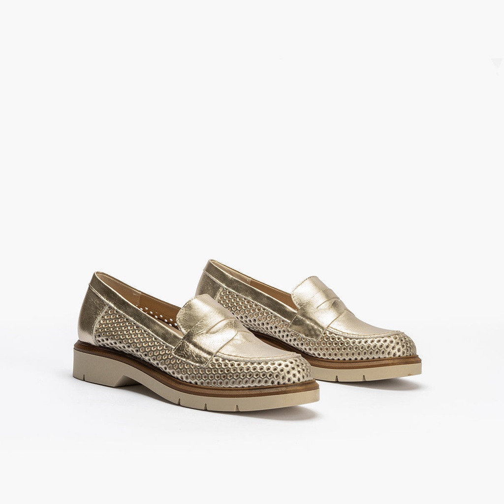 Mocasin con picados mujer en piel laminado ORO (1)