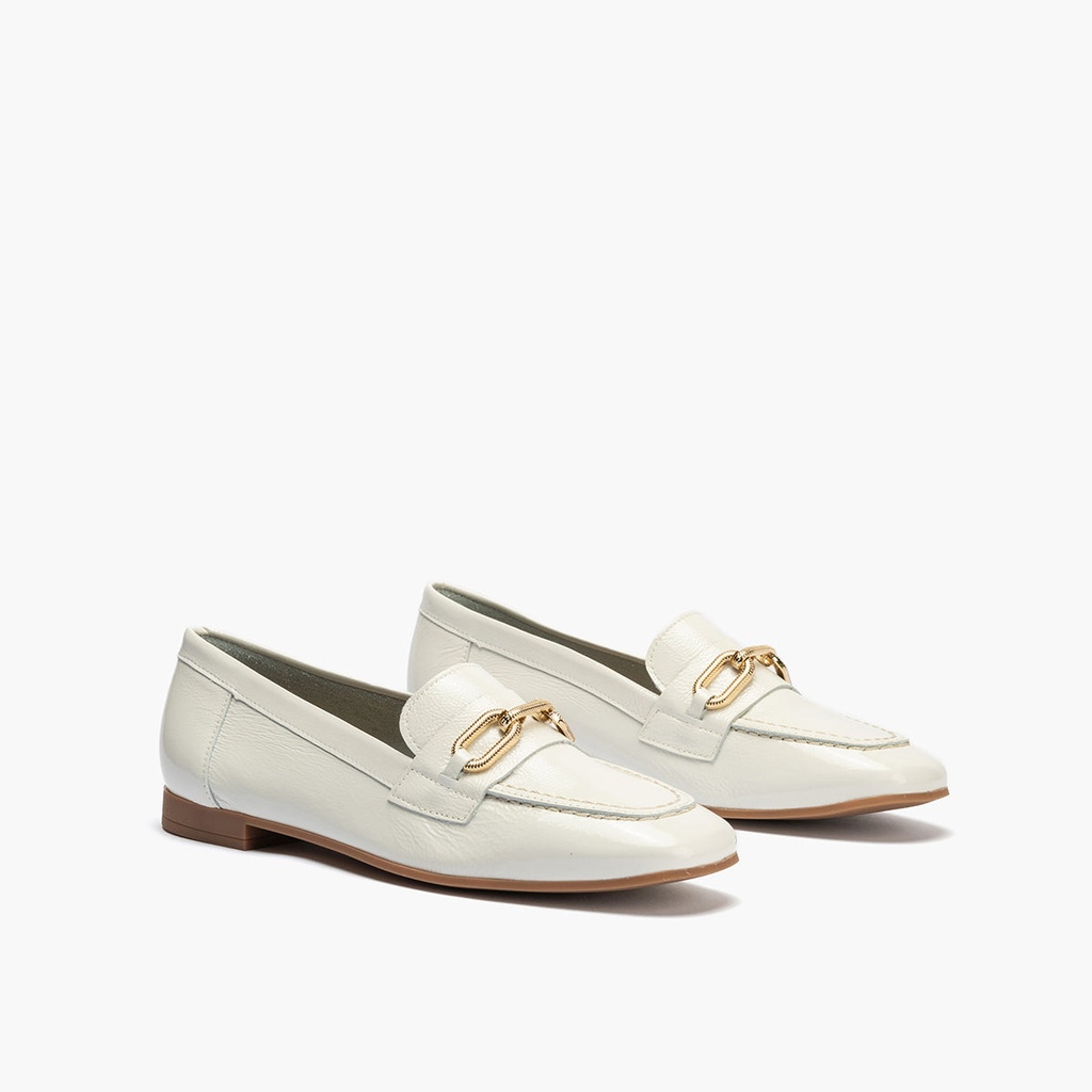 Mocasin plano con adorno metal mujer en piel charol BLANCO (1)