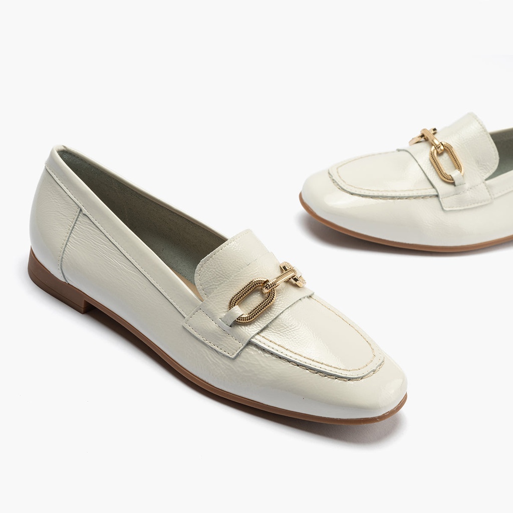 Mocasin plano con adorno metal mujer en piel charol BLANCO (3)