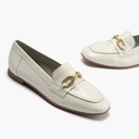 Mocasin plano con adorno metal mujer en piel charol BLANCO (3)