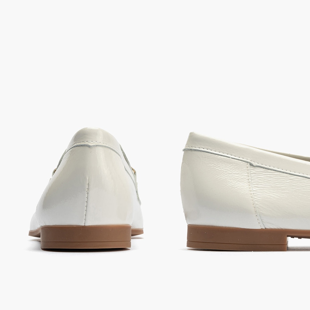 Mocasin plano con adorno metal mujer en piel charol BLANCO (4)