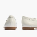 Mocasin plano con adorno metal mujer en piel charol BLANCO (4)