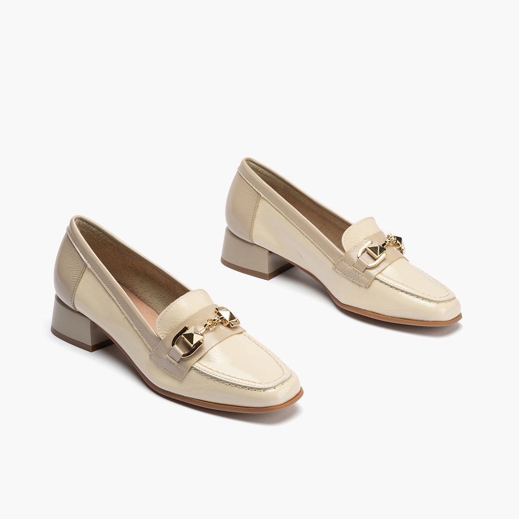 Mocasin con adorno metal mujer en piel charol BEIGE (1)
