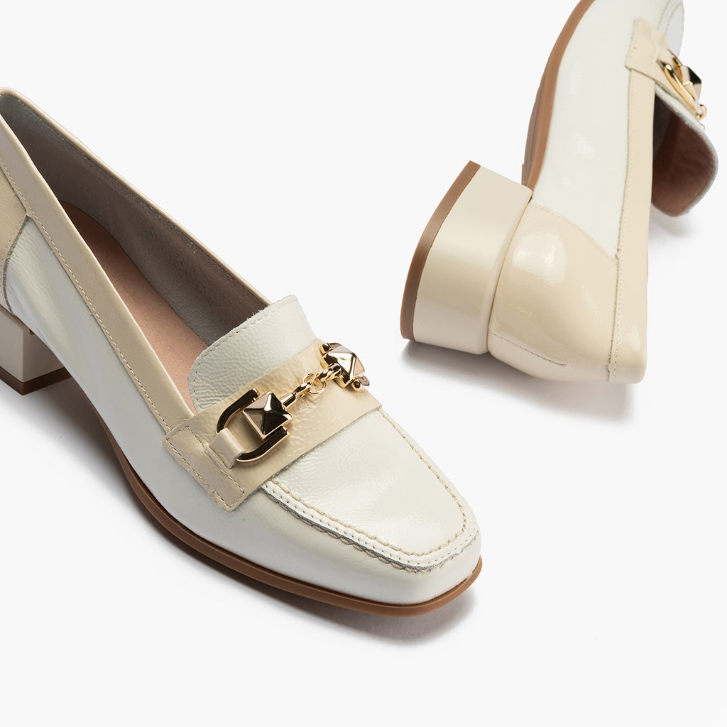 Mocasin con adorno metal mujer en piel charol BLANCO (1)