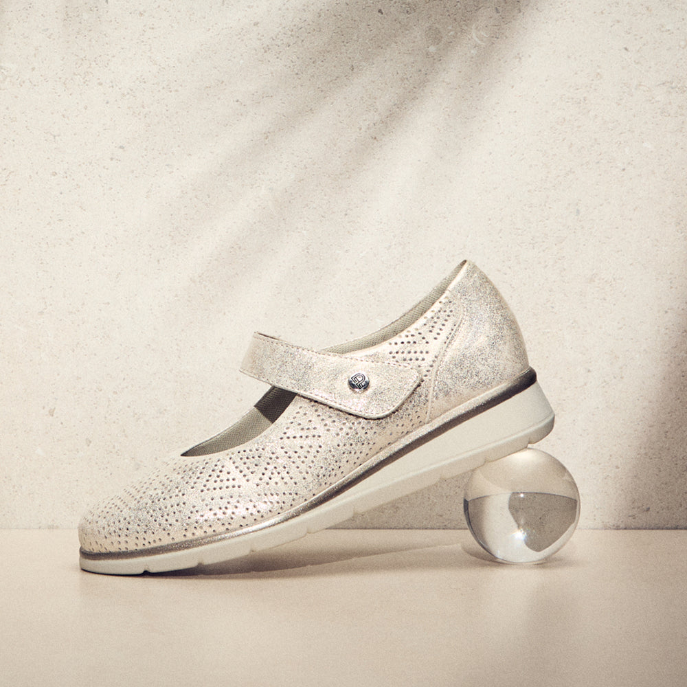 Zapato mercedes plano ancho especial con acabado brillante y suave Oro (1)