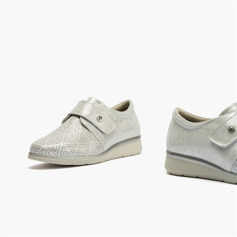 Zapato plano ancho especial con velcro en piel napa fantasía Plata (1)