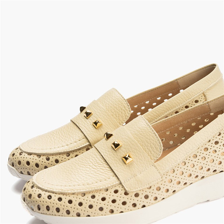 Mocasín plano con adornos, en piel napa y piel perforada Crema (1)