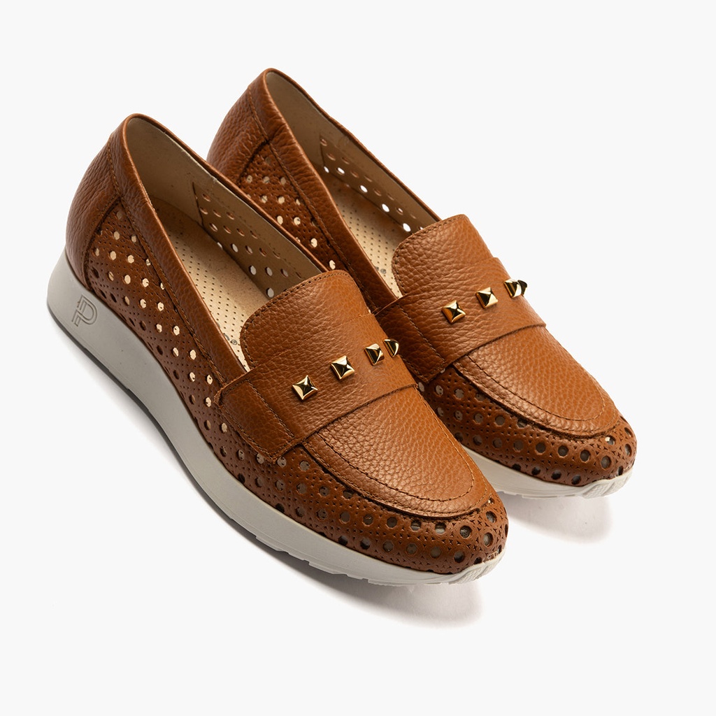 Mocasín plano con adornos, en piel napa y piel perforada Cuero (1)