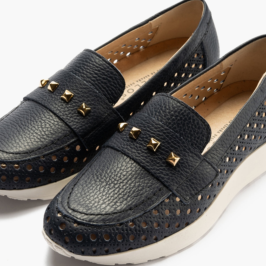 Mocasín plano con adornos, en piel napa y piel perforada Marino (1)
