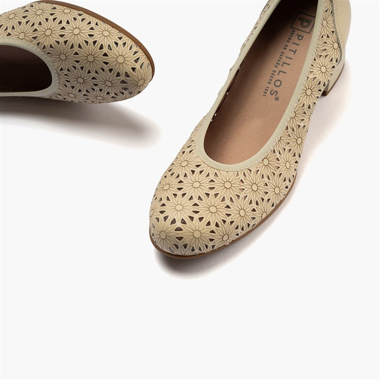 Zapato salón con tacón medio, en piel napa perforada Crema (1)