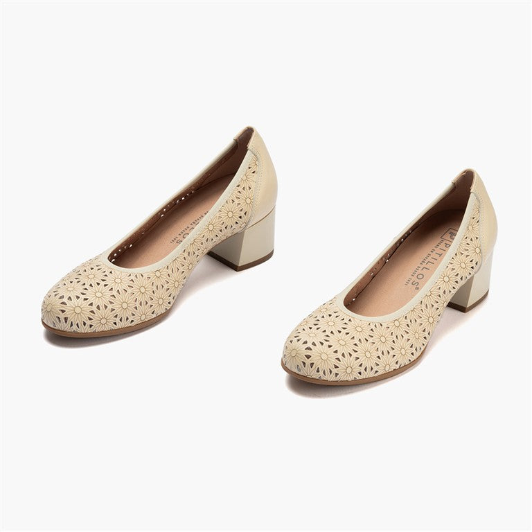 Zapato salón con tacón medio, en piel napa perforada Crema (2)