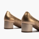 Zapato salón con tacón medio, en piel fantasía perforada Nude (3)