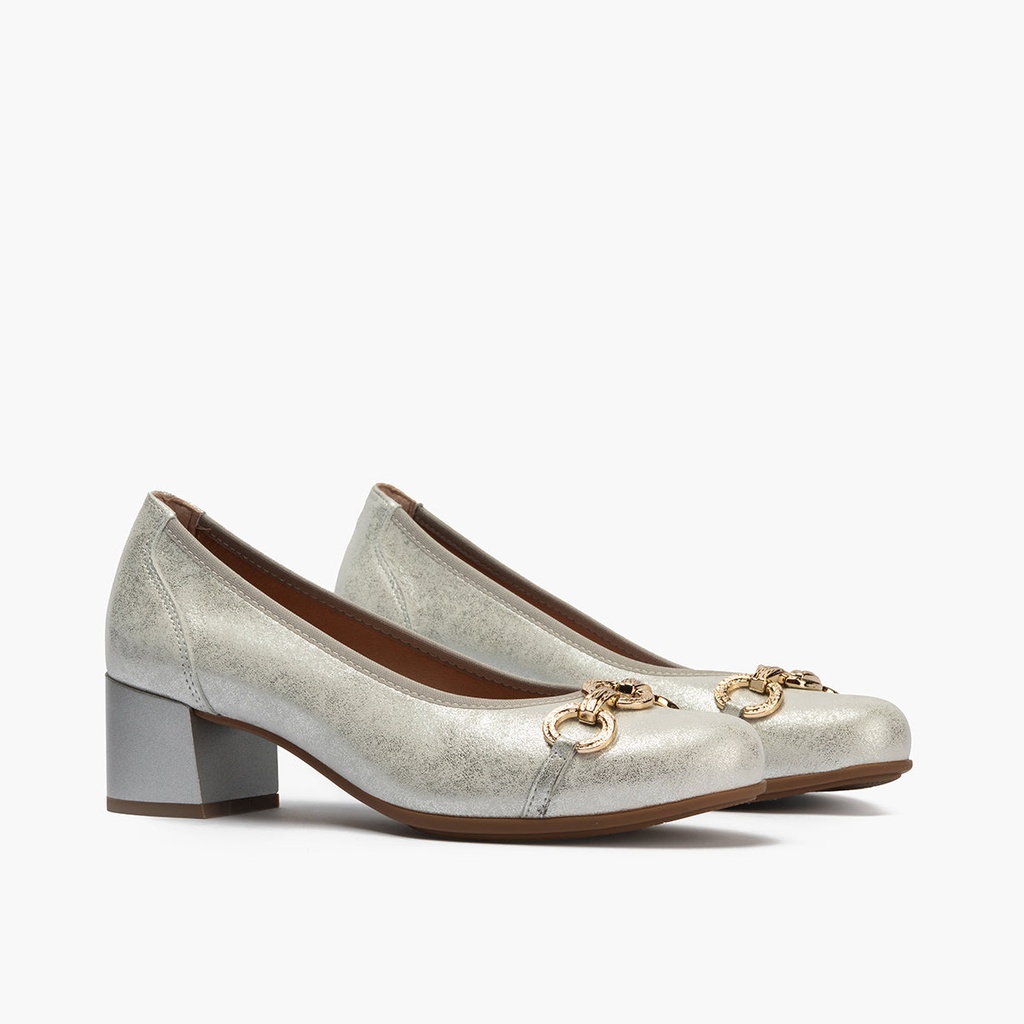 Zapato salón con tacón medio y adorno, en piel brillante Plata (2)