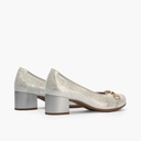 Zapato salón con tacón medio y adorno, en piel brillante Plata (3)