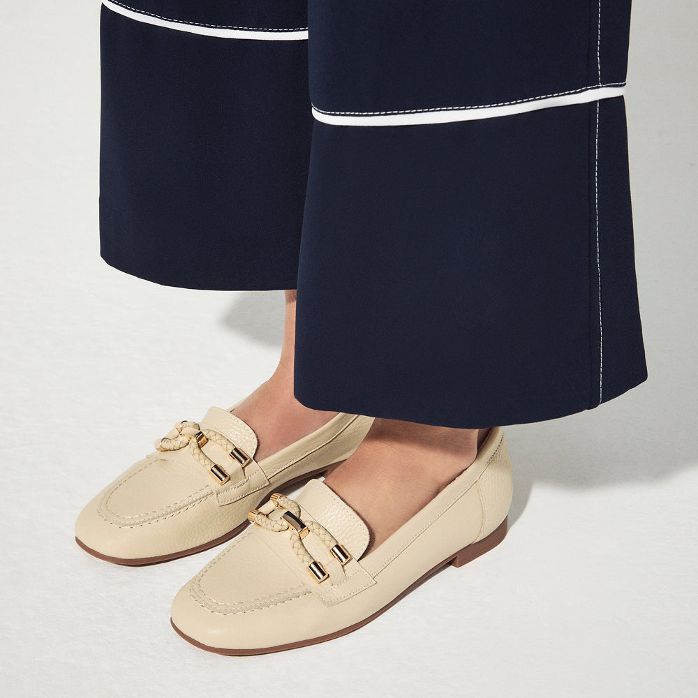 Mocasín plano en piel napa bombeada, con adorno Crema (1)