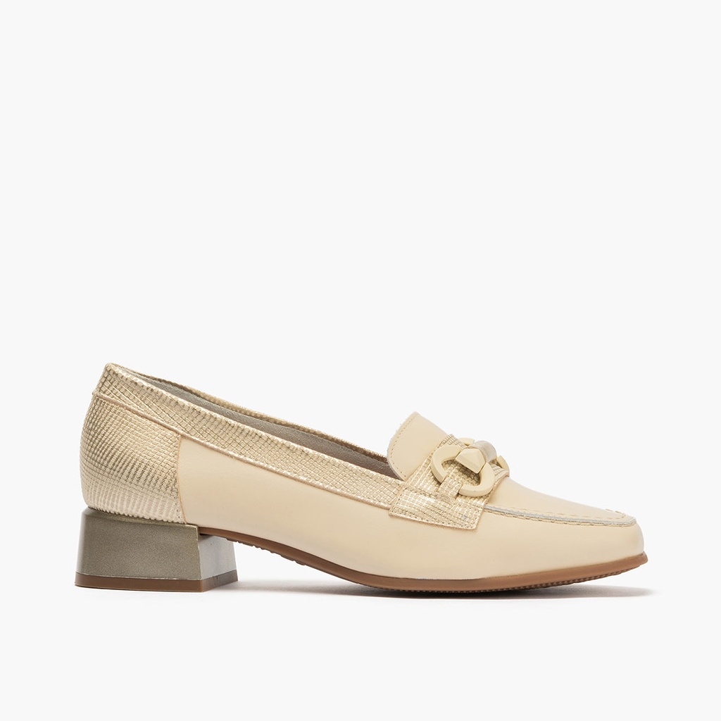 Mocasín con tacón bajo y adorno, con punta cuadrada Crema (1)