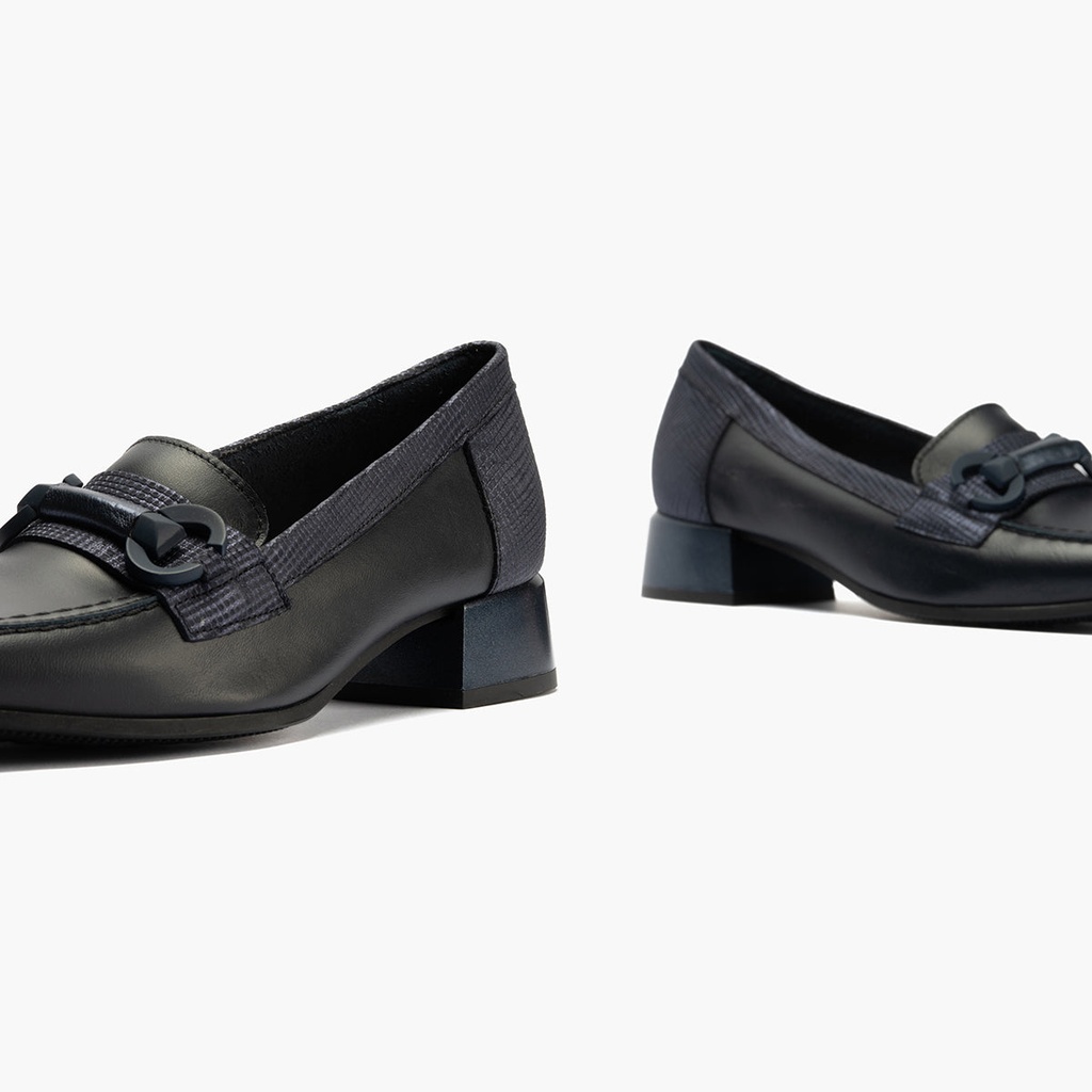 Mocasín con tacón bajo y adorno, con punta cuadrada Marino (1)