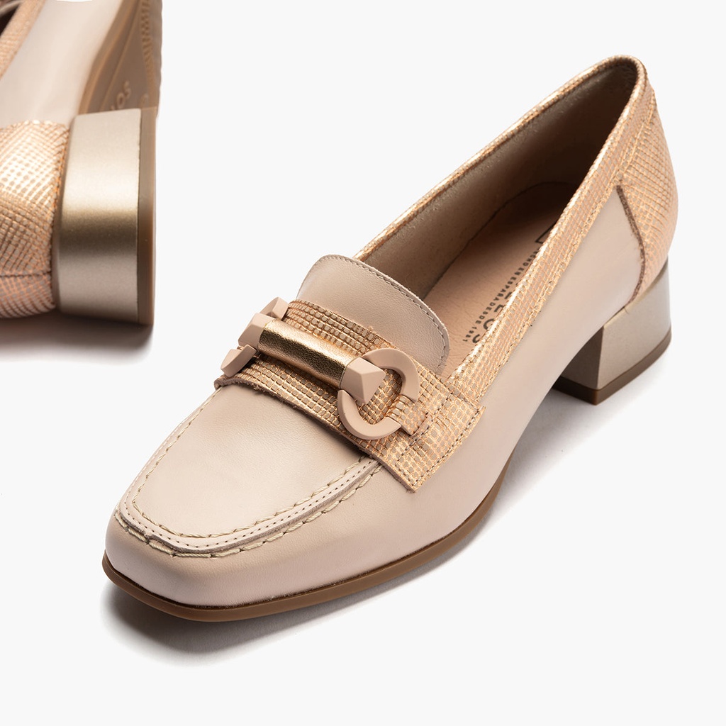 Mocasín con tacón bajo y adorno, con punta cuadrada Nude (1)