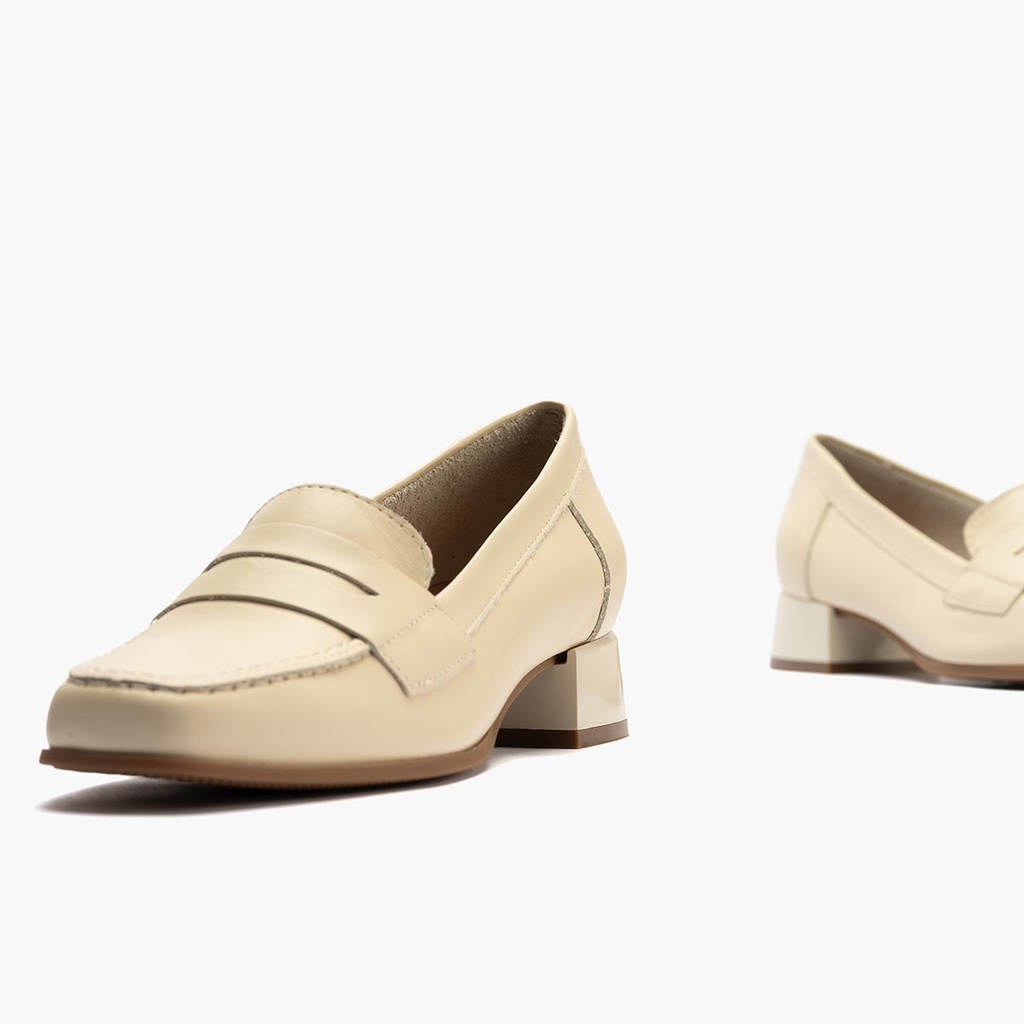 Mocasín con tacón bajo y antifaz, con punta cuadrada Crema (4)