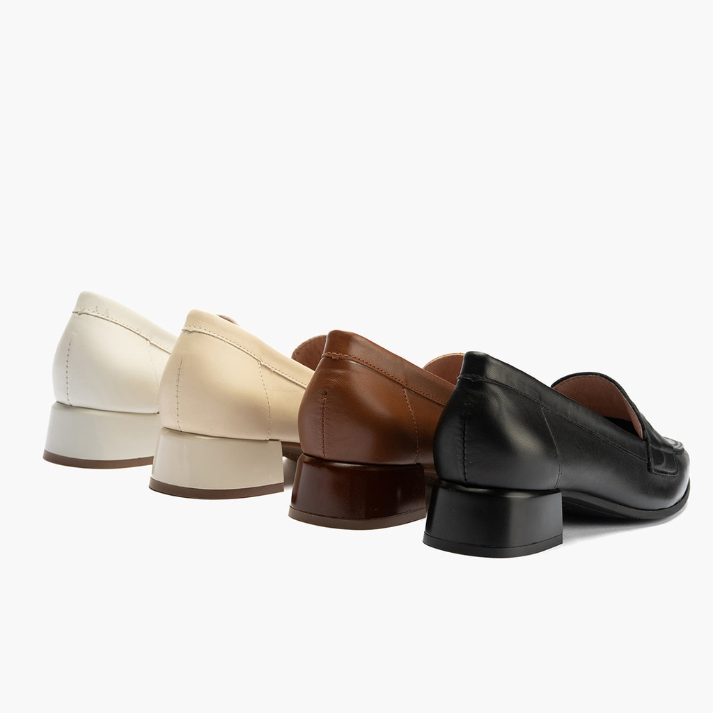 Mocasín con tacón bajo y antifaz, con punta cuadrada Crema (5)