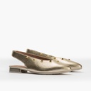 Bailarina con tacón bajo, punta fina y detalles metalizados Oro (3)