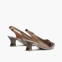 Zapato salón destalonado con tacón medio, con adorno y piel laminada Bronce (2)
