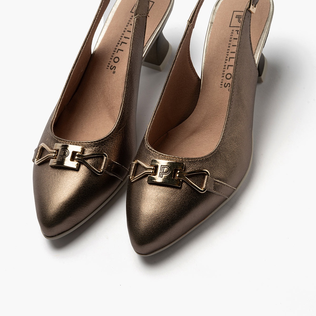 Zapato salón destalonado con tacón medio, con adorno y piel laminada Bronce (3)