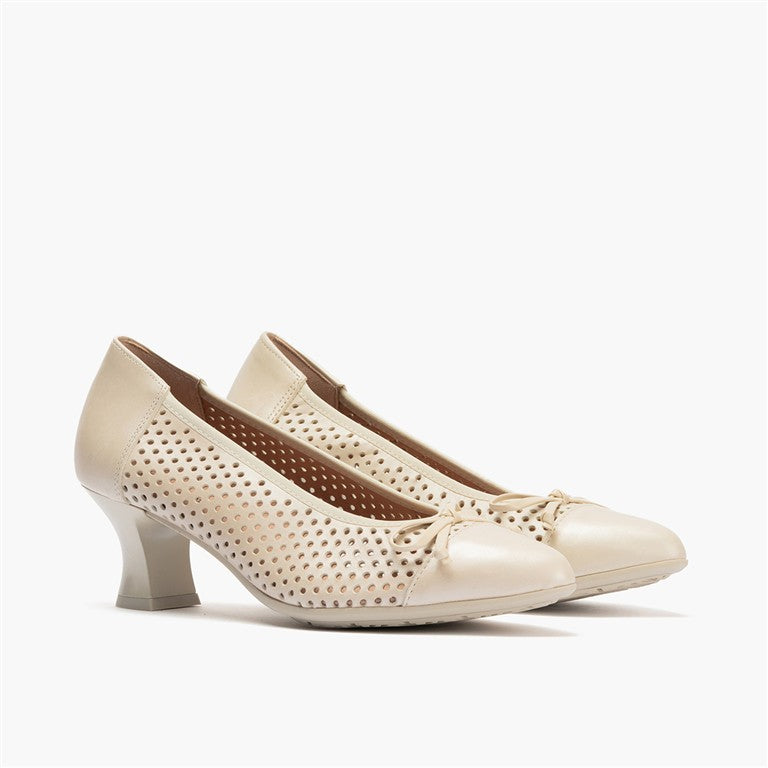 Zapato de salón con tacón medio, punta fina y adorno Oro (1)