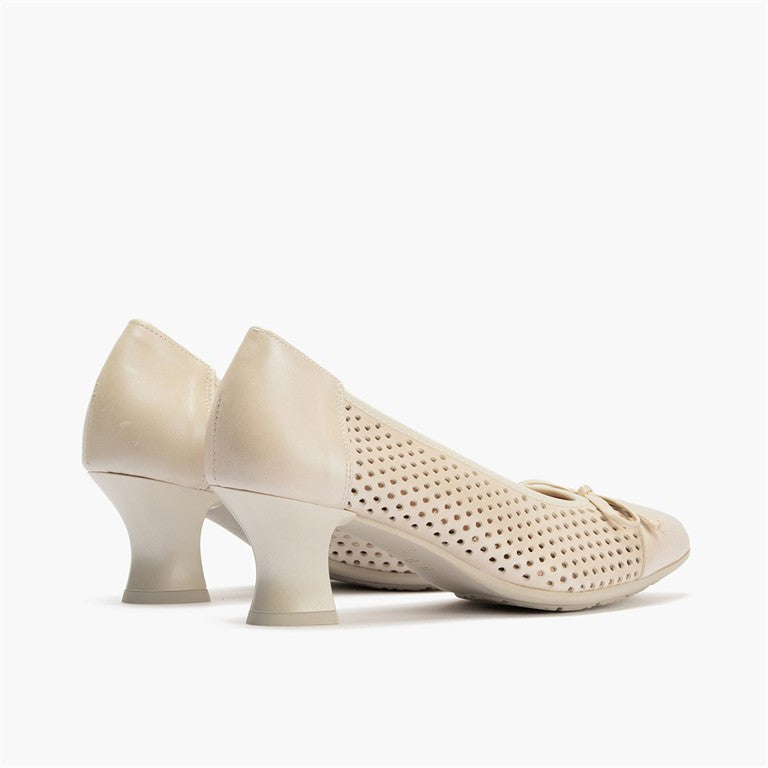 Zapato de salón con tacón medio, punta fina y adorno Oro (2)