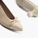 Zapato de salón con tacón medio, punta fina y adorno Oro (3)