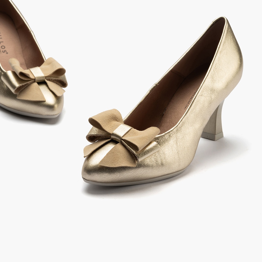 Zapato de salón con tacón alto, punta fina y detalle de lazo Oro (1)