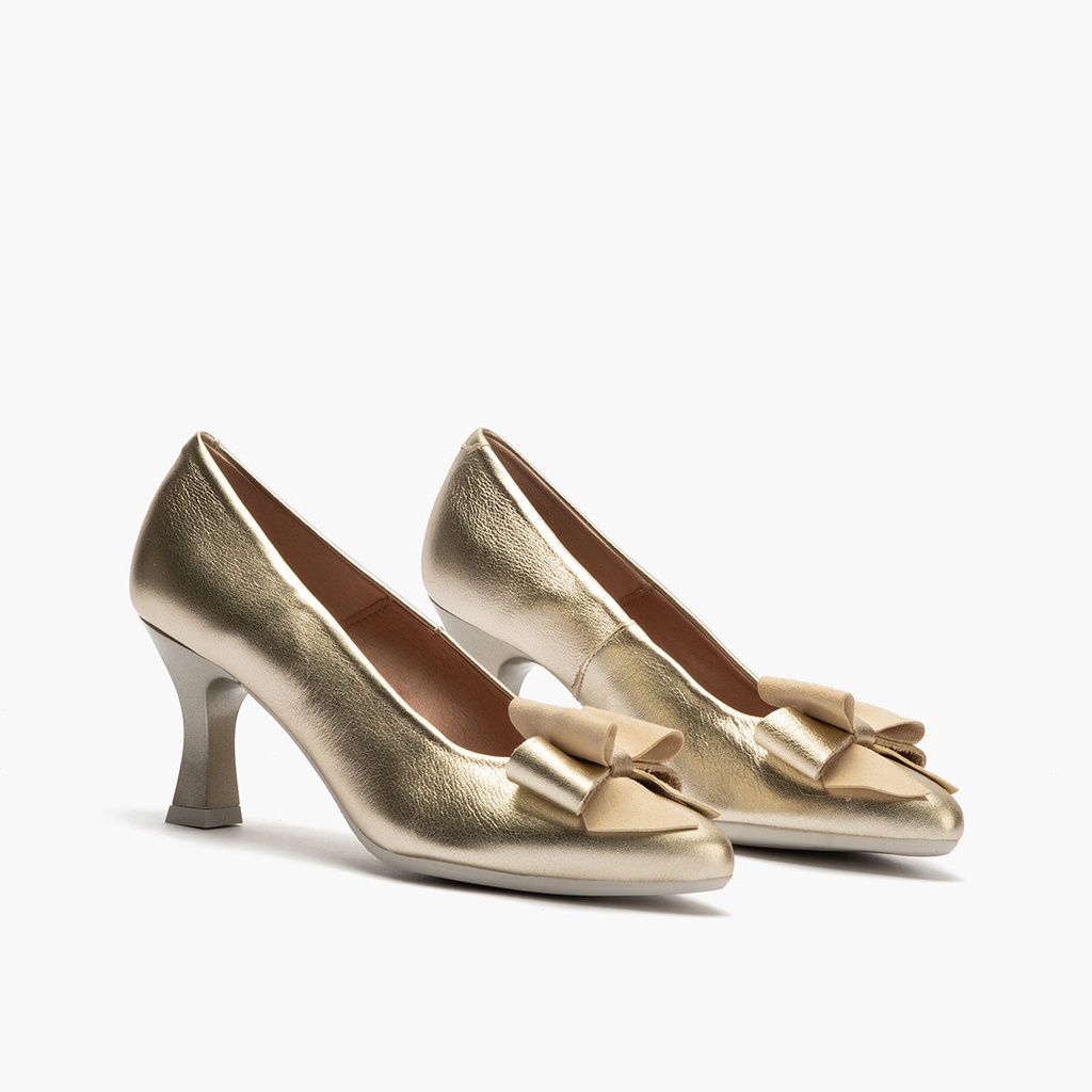 Zapato de salón con tacón alto, punta fina y detalle de lazo Oro (2)