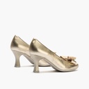 Zapato de salón con tacón alto, punta fina y detalle de lazo Oro (3)