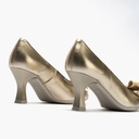 Zapato de salón con tacón alto, punta fina y detalle de lazo Oro (4)