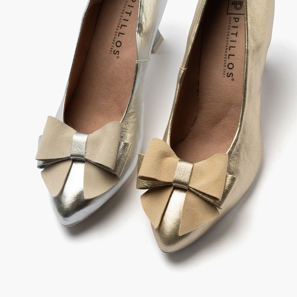 Zapato de salón con tacón alto, punta fina y detalle de lazo Oro (5)