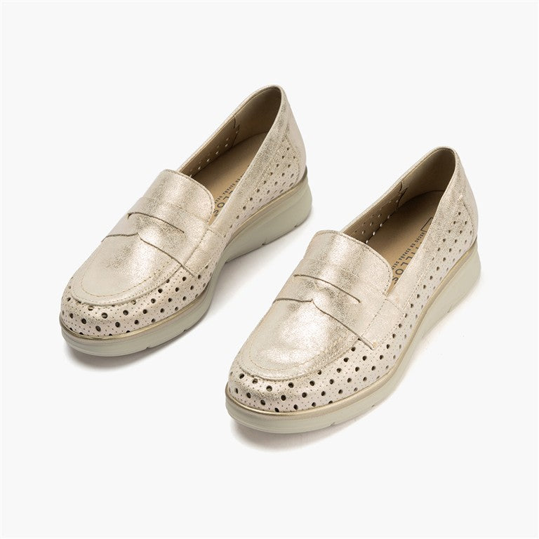 Mocasín plano con antifaz en piel napa fantasía y piel napa con acabados metalizados Oro (1)