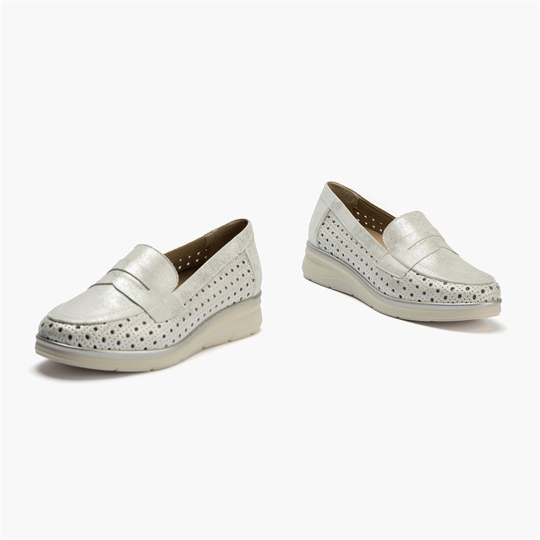 Mocasín plano con antifaz en piel napa fantasía y piel napa con acabados metalizados Plata (1)
