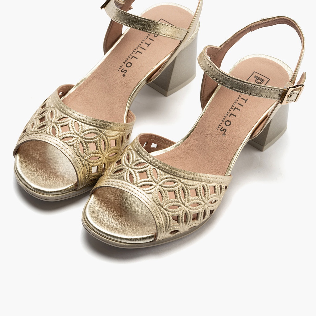 Sandalia con detalles metalizados, tacón medio y pulsera Oro (1)