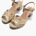 Sandalia con detalles metalizados, tacón medio y pulsera Oro (1)