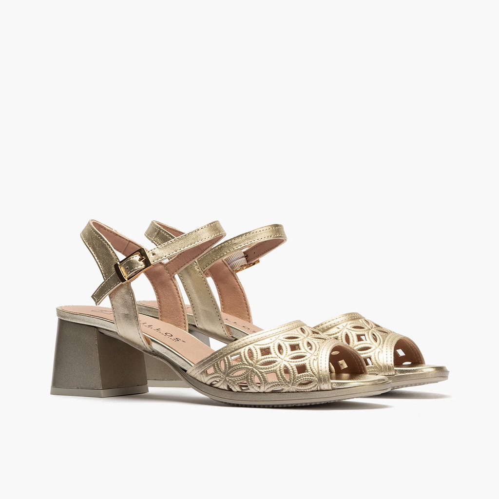 Sandalia con detalles metalizados, tacón medio y pulsera Oro (2)