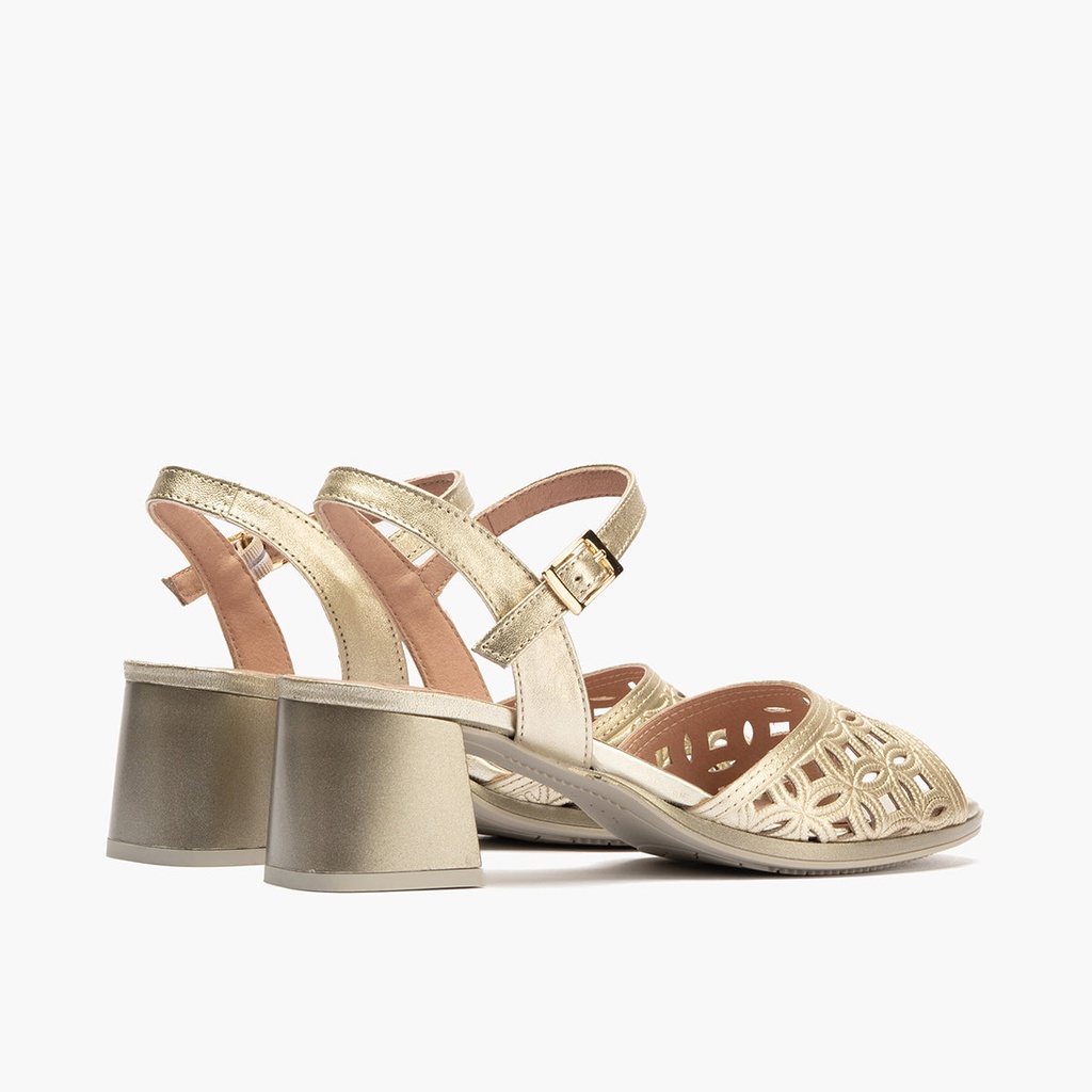 Sandalia con detalles metalizados, tacón medio y pulsera Oro (3)