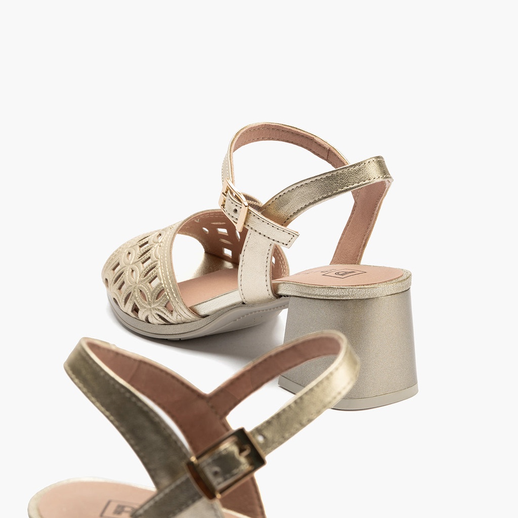Sandalia con detalles metalizados, tacón medio y pulsera Oro (4)